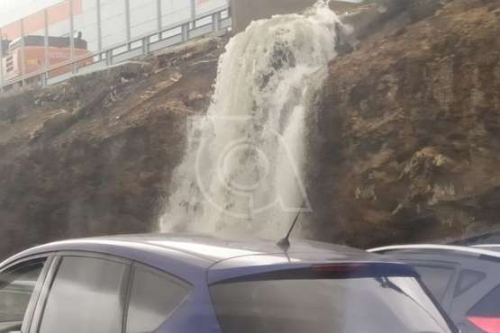 Las lluvias caídas en Telde provocan una cascada sobre la GC-1 e inundan el acceso a Tufia/TA, Antonio Alí y Jesús Ruiz Mesa.